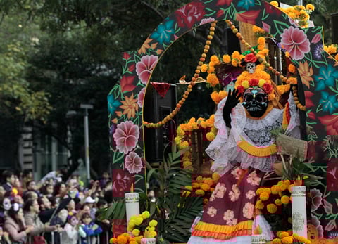 Catrinas, catrines y de más desfilaron por CDMX