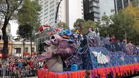 Un verdadero carnaval de calaveras, catrinas, cráneos y todas esas expresiones culturales y sincréticas que sorprenden a turistas extranjeros y que forman parte de la tradición mexicana se organizó en la Estela de Luz, desde donde iniciaron el recorrido.