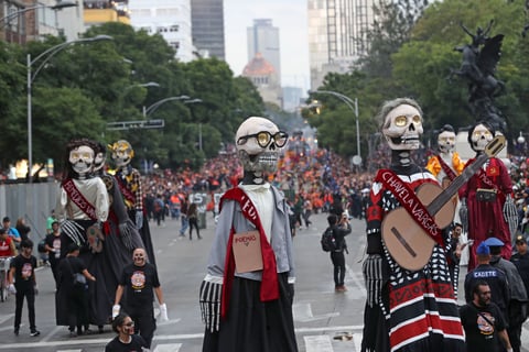 Catrinas, catrines y de más desfilaron por CDMX