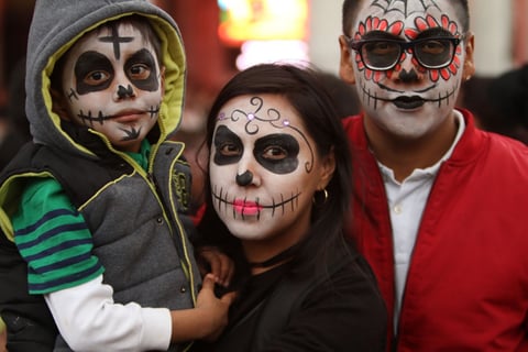 Catrinas, catrines y de más desfilaron por CDMX