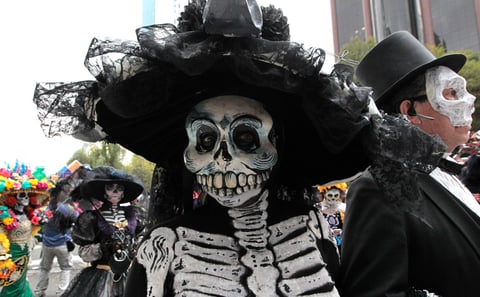 Catrinas, catrines y de más desfilaron por CDMX