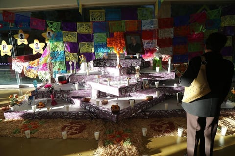 Por la tarde inició el programa con un desfile de catrinas y catrines.