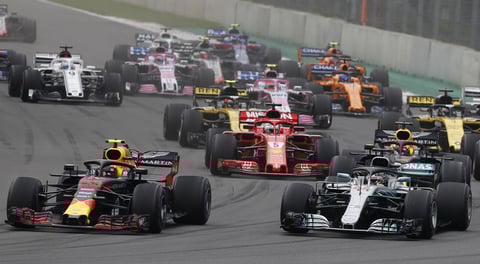 El holandés holandés Max Verstappen y el británico Lewis Hamilton corren durante el Gran Premio de México.