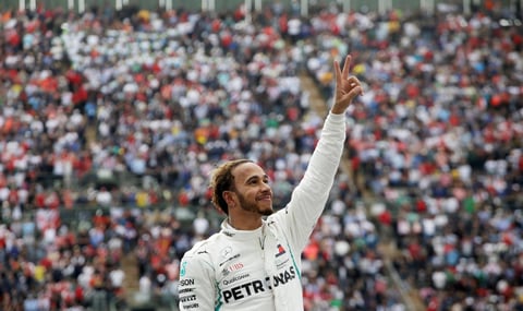 El corredor británico Lewis Hamilton celebra al final del Gran Premio de México en el Autódromo Hermanos Rodríguez, en Ciudad de México (México).