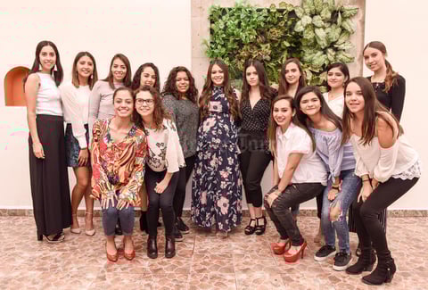 29102018 A UNOS DíAS DE SER MAMá.  Evelyn Valdez Félix con sus amigas en su fiesta de canastilla.