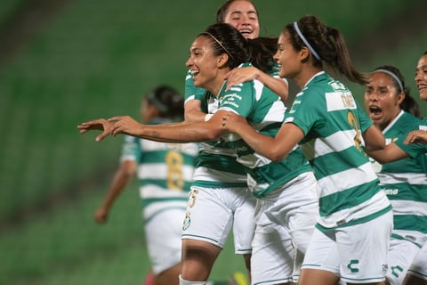 El partido transcurre en calma hasta que Melissa Sosa pone el del empate para las de casa. Festejan, se abrazan, lo viven.