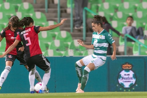 En los primeros 45 minutos, las laguneras pudieron empatar, pero un remate de Sosa a los 13 minutos, se impactó en el poste, ante la desesperación del técnico Jorge Macías.
