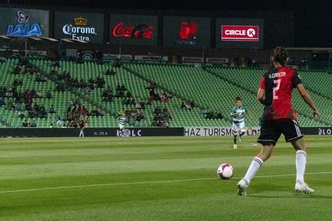 Se nota que muchos de los aficionados que fueron esta noche al estadio tienen a alguien conocido sobre el campo, se saben sus nombres pese a no aparecer en los noticieros nacionales.