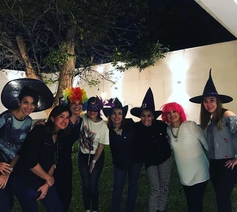 Amigas se reunieron para festejar la noche de brujas.