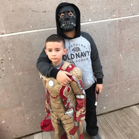 Hermanos disfrazados de sus personajes favoritos.
