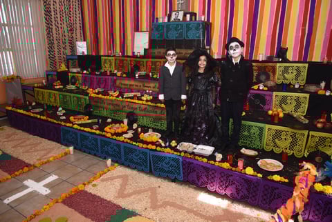 Alumnos de la primaria Centenario se caracterizaron para su altar.
