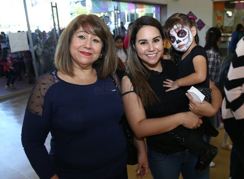 Martha Flores, Selene Flores y Ximena.