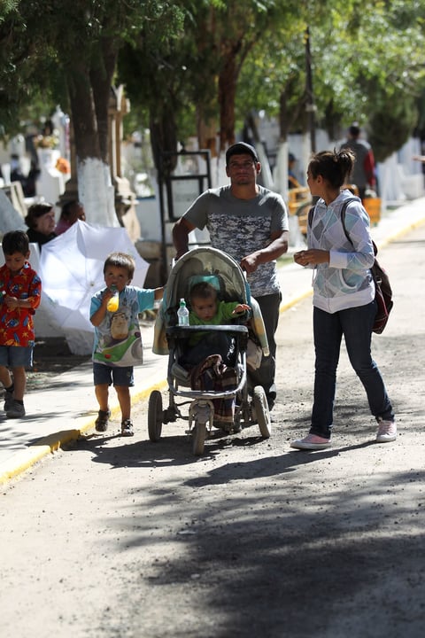 Duranguenses visitan a sus difuntos