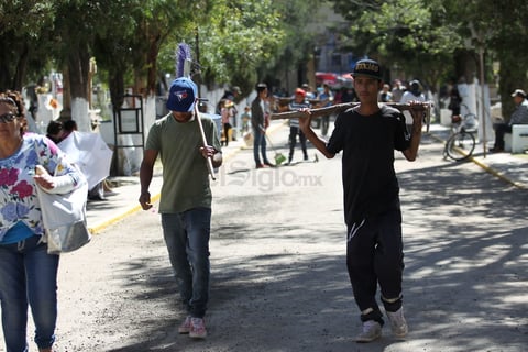 Duranguenses visitan a sus difuntos