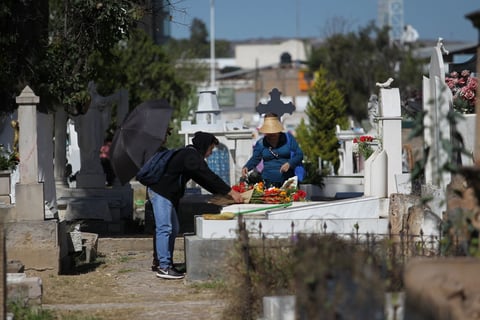 Duranguenses visitan a sus difuntos