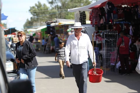 Duranguenses visitan a sus difuntos