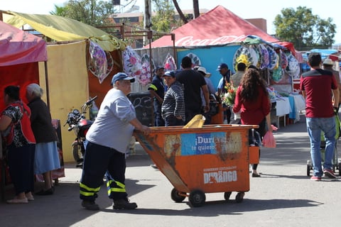Duranguenses visitan a sus difuntos