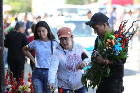 Los locatarios del Excuartel Juárez aprovecharon el 2 de Noviembre para resarle a la Santa Muerte, su patrona.