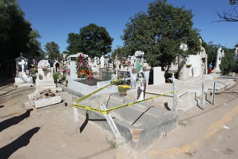 Las cañas, cacahuates, semillas, naranjas, mandarinas, pan de muerto y calaveritas de azúcar, nunca faltan en esta celebración.