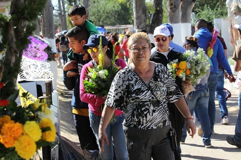Son muchas las personas que llevan cuando menos un arreglo floral a la tumba de sus seres queridos.