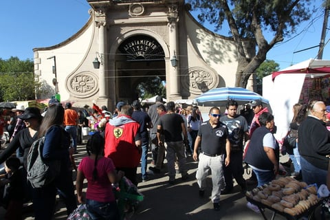 Duranguenses visitan a sus difuntos