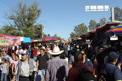 Duranguenses visitan a sus difuntos