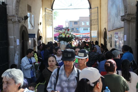Quienes encuentran el sentido religioso del Día de Muertos participaron en los diferentes oficios que se celebraron.