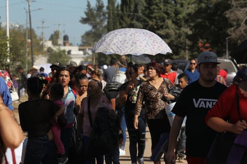 Miles de familias se reunieron para llevar ofrendas florales a las tumbas de familiares o amigos.