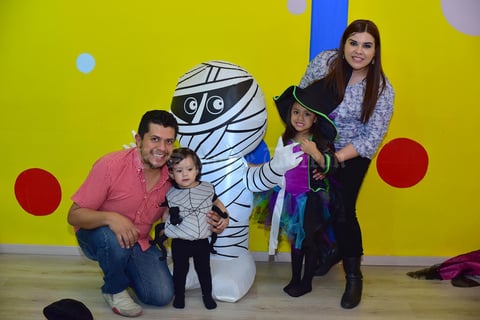 03112018 LA PASAN MUY BIEN.  Bárbara, Vicky y Leo.
