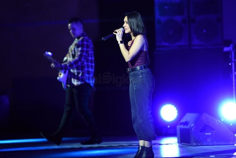 Antes de las 9:00 de la noche, la joven cantante de La Voz México, Estefanía Rojas, interpretó algunas canciones.