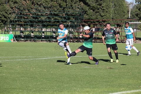 El entrenador del Campestre y exjugador de Santos Laguna, Enrique "Rifle" Vizcarra, anotó el tercero.