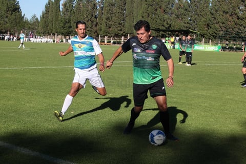El show del "Pony" Ruiz se hizo presente y una y otra vez los centros desde la banda derecha se dieron poniendo en apuros a la zaga campirana.