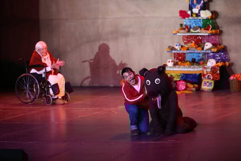 Disfrutan familias de Durango la obra 'Coco'