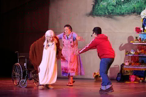 Disfrutan familias de Durango la obra 'Coco'