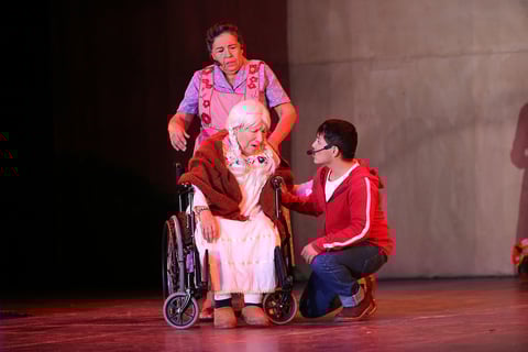 Luego de presentarse en Ciudad Juárez, Tijuana, Baja California, Ensenada, entre otras plazas, el montaje llegó a Durango para ofrecer una única función en el Teatro Ricardo Castro con un reparto integrado por Yaya Mier ('Mamá Coco'), Esther Garza ('Abuelita Elena'), Nena Pineda ('Mamá Imelda'), Gustavo Gallardo ('Ernesto de la Cruz'), Armando Juárez ('Miguel') y Arturo Vázquez.