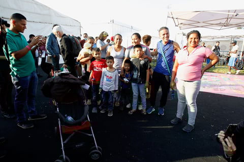 Café Tacvba visita a miembros de la caravana en México