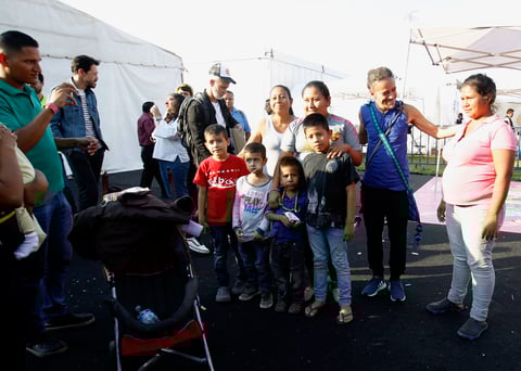 Además de "declinar" adherirse al programa de carácter temporal ofrecido por el gobierno federal, el cual permite permanecer en territorio nacional y acceder a servicios médicos, educativos, e incluso, a un empleo temporal.