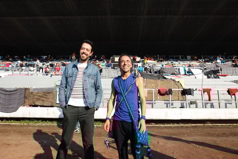 Café Tacvba visita a miembros de la caravana en México