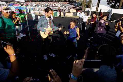 Los cantantes Rubén Albarrán y Emmanuel del Real de la banda Café Tacvba visitan el albergue para migrantes de la caravana hondureña.