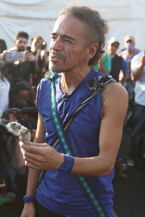 "Nos vamos a echar unas rolas, ¿no se quieren acercar?", les preguntó y luego regresó encogido de hombros. "Que están ocupados".