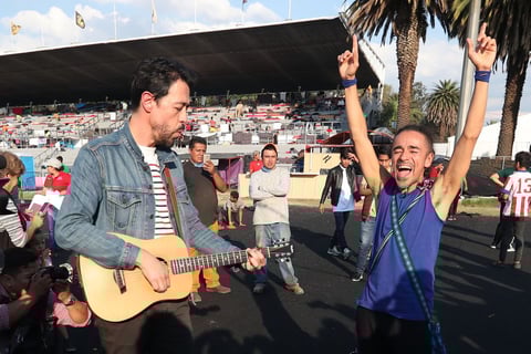 Los intérpretes llegaron al campamento al filo de las 4 de la tarde para hacer un breve recorrido por las carpas y saludar a los integrantes de la caravana, muchos no los reconocieron, pero de todas formas Albarrán saludaba a los curiosos e incluso se acercó a un grupo de hombres que jugaba futbol para invitarlos.