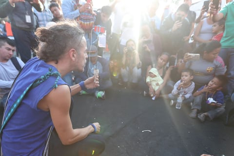 "Para que lleguen con bien a sus destinos, que estén cuidados, protegidos, que sean bienvenidos a donde han decidido llegar y los obstáculos se resuelvan. Que todos los días estén contentos y los niños tengan qué comer", dijo. "Que lleven en su corazón a su gente que dejaron atrás".