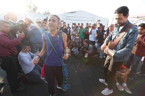 Una guitarra acústica y su voz bastaron. Durante 4 minutos, Rubén Albarrán y Emmanuel del Real cantaron y de repente, el albergue para migrantes se convirtió en un concierto improvisado de Café Tacvba.