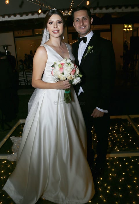 Fernanda Flores y Antonio Mier lucieron espectaculares en el día de su boda.