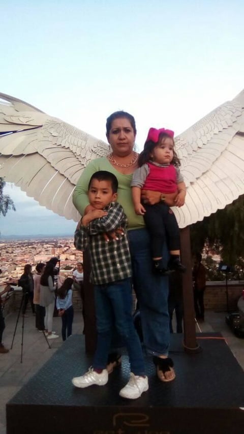 08112018 Ale con sus hijos.