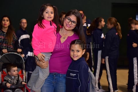 09112018 PRESENTES EN EVENTO DEPORTIVO.  Romina, Ana Gabriela y Gaby.