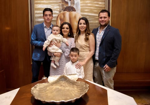 Rodrigo Chavez Verdeja con sus papas, Carlos y Karla Verdeja, sus padrinos, Renata y Carlos Acevedo, y su hermanito, Carlos