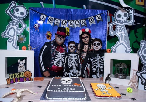 Jose Gerardo con sus papas, Gerardo Dovalina y Juanis Abularach, y su hermanito, Abraham