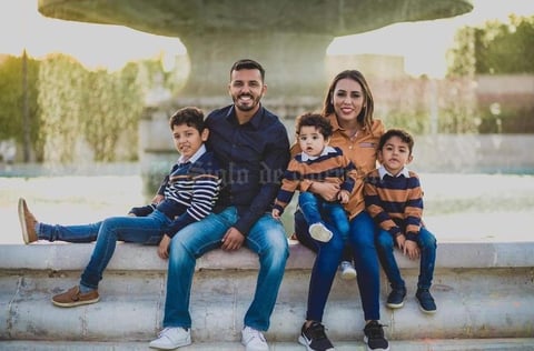 10112018 LINDA POSTAL.  Familia González Rubio.