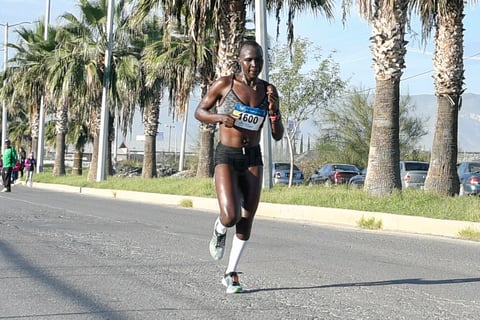 La keniana Joan Massah fue la mujer más veloz en el 21K Autocentro-Autopop.